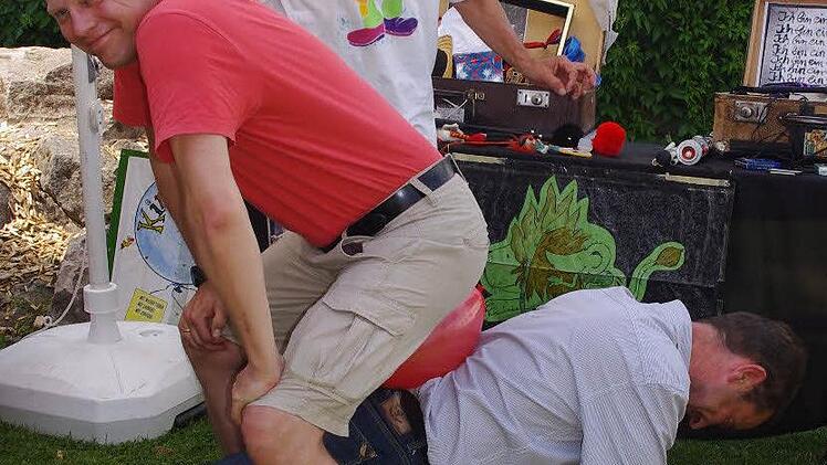 Auch die Eltern wurden in den Mitmachzirkus eingebunden - wie hier (vorne von links) Rainer und Thomas.