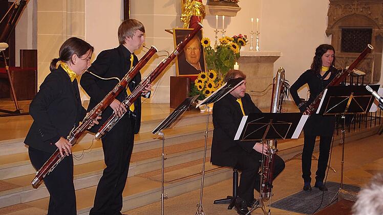 Die Salamander Fagotte Leipzig mit Deborah Seifert, Sarah Zernia, Johannes Schlegel (Fagott), Ulrich Krause (Fagott und Kontrafagott) - begleitet von (nicht im Bild) Stephan Budig aus Leipzig an der Hey-Orgel der Kronacher Stadtpfarrkirche.  Foto: Heike Schülein