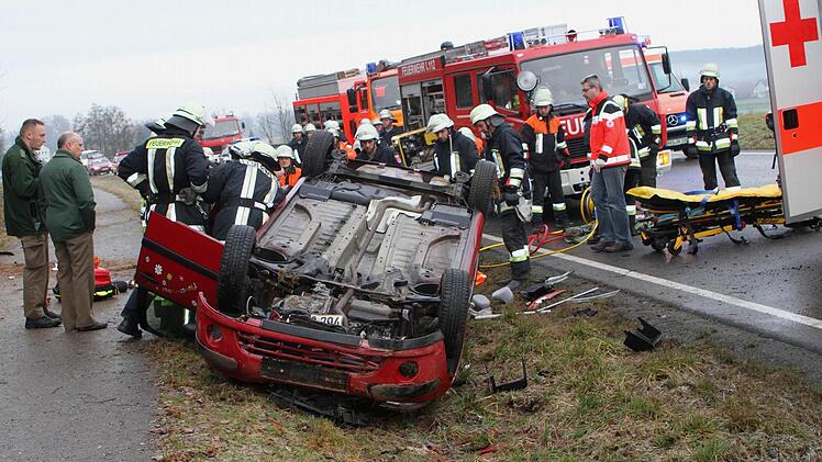 Die Rettungskräfte waren mit großem Aufgebot zur Stelle: Ein schwer verletzter Beifahrer musste aus dem Wagen geborgen werden, nachdem der Citroen mit einer Frau aus Ebern am Steuer auf dem Dach gelandet war .  Fotos: Günther Geiling