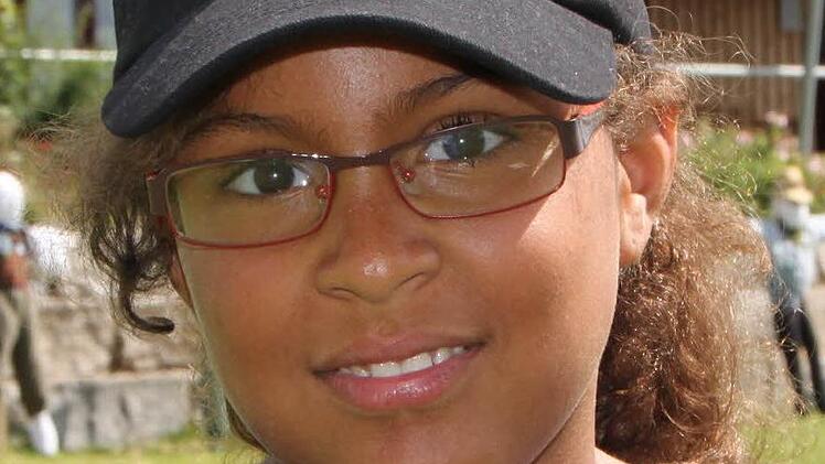 Sanaa Sippel: Die achtjährige Sanaa ist dieses Jahr beim Feriencamp der DJK-Sportjugend auf dem Volkersberg dabei. "Meine Mama hat mich gefragt, ob ich da mal mitmachen will", erzählt die Schülerin. Aus Hausen bei Würzburg kommt das Mädchen. Ein Klassenkamerad erzählte in der Schule von dem Feriencamp, und Sanaa war gleich interessiert. "Mir gefällt es hier sehr gut, und Spaß macht es natürlich auch", freut sich Sanaa. Auch im nächsten Jahr will sie am Camp teilnehmen.