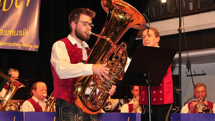 Für sein Solo im Bravourwalzer mit verschiedenen Variationen "Tuba-Karneval" wurde der Tubist Simon Distler gefeiert.  Fotos: Ulrike Langer