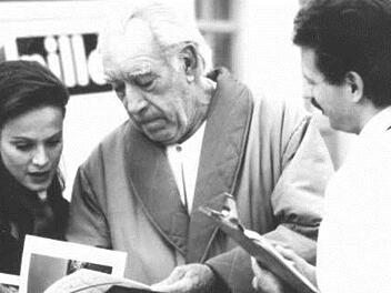 Anthony Quinn (Mitte) mit Sonja Kirchberger und FT-Redakteur Michael Schulbert im August 1995 am Rande der Dreharbeiten auf Schloss Thurn  Foto: privat