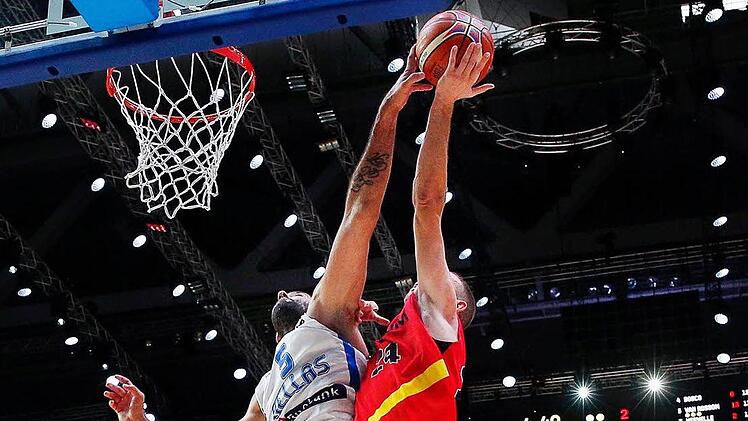 Der Belgier Matt Lojeski (rechts) wird vom griechischen Hünen Yannis Bourousis beim Korbleger geblockt. Foto: Yoan Valat/dpa