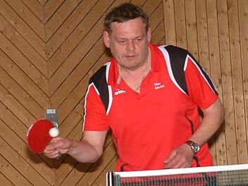 Beim 9:6-Sieg des TSV Teuschnitz II gegen den TTC Au II in der 1. Kreisliga gewann TSV-Akteur Klaus Scherbel seine beiden Einzel und das Doppel mit Sohn Johannes. Foto: Hans Franz