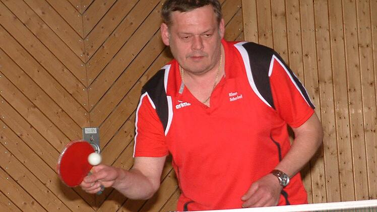 Beim 9:6-Sieg des TSV Teuschnitz II gegen den TTC Au II in der 1. Kreisliga gewann TSV-Akteur Klaus Scherbel seine beiden Einzel und das Doppel mit Sohn Johannes. Foto: Hans Franz