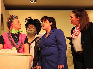 Nach einjähriger schöpferischer Pause feiert die Danndorfer Theatergruppe "Die Brandstifter" mit dem Stück "Der Geist im Rathaus" einen Lacherfolg. Das Foto zeigt (von links) Silvia Wagner, Michael Schmidt, Marion Knörrer und Natalja Kausich. Foto: Stephan Stöckel.
