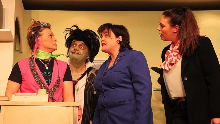 Nach einjähriger schöpferischer Pause feiert die Danndorfer Theatergruppe "Die Brandstifter" mit dem Stück "Der Geist im Rathaus" einen Lacherfolg. Das Foto zeigt (von links) Silvia Wagner, Michael Schmidt, Marion Knörrer und Natalja Kausich. Foto: Stephan Stöckel.