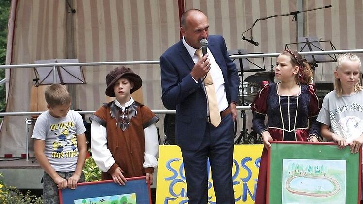 Heinrich Süß war beeindruckt von den Bildern der Grundschüler. Foto: Richard Sänger