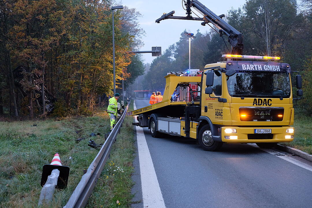 A3 zwischen Nürnberg und Erlangen: Kleinbus landet in Baum