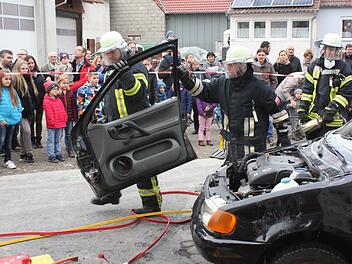Bei der Segnung des (gebrauchten) neuen Fahrzeugs der Freiwilligen Feuerwehr im Oktober 2015 zeigten die Wehrleute ihr Können. Nun ist entschieden, dass das zweite Feuerwehrauto ein Mehrzweckfahrzeug sein wird. Archiv/Arnold Nöth