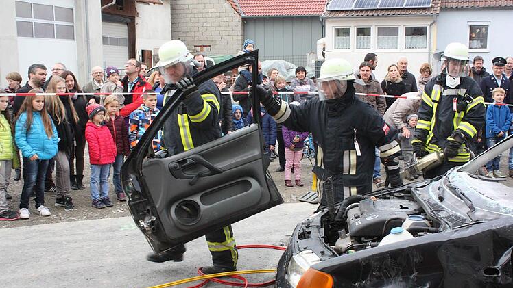 Bei der Segnung des (gebrauchten) neuen Fahrzeugs der Freiwilligen Feuerwehr im Oktober 2015 zeigten die Wehrleute ihr Können. Nun ist entschieden, dass das zweite Feuerwehrauto ein Mehrzweckfahrzeug sein wird. Archiv/Arnold Nöth