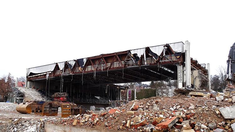 Impressionen vom Abriss der Coburger Angerhalle: 13. FeburarFoto: Jochen Berger