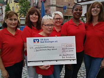 Ein Teil der "Dauerbrenner" pr&auml;sentiert den Spendenscheck &uuml;ber 650 Euro: (von links) Corinna Romeis, Brunhilde Zeier-Jansen, Christel Fu&szlig;, Manuela K&ouml;hler, May Bohn und Anette Kn&uuml;ttel. Das Geld haben sie an die krebskranke Deutsch-Nigerianerin Astrid G. gespendet. Foto:  Dauerbrenner Bad Br&uuml;ckenau/Vanessa Kn&uuml;ttel