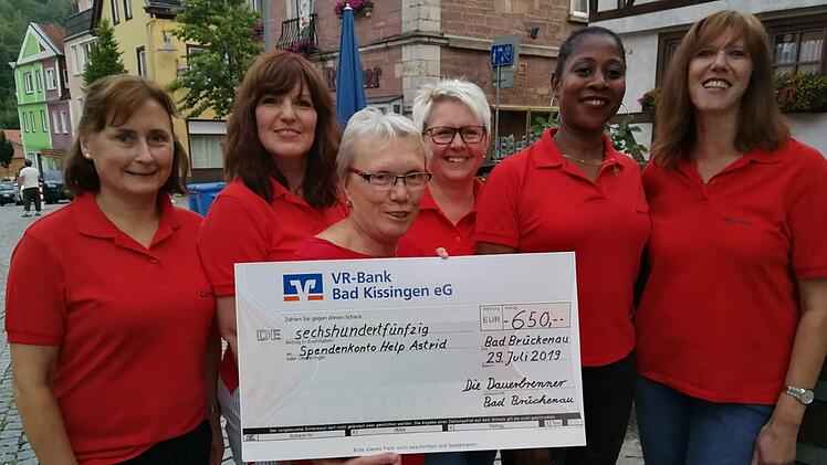 Ein Teil der "Dauerbrenner" pr&auml;sentiert den Spendenscheck &uuml;ber 650 Euro: (von links) Corinna Romeis, Brunhilde Zeier-Jansen, Christel Fu&szlig;, Manuela K&ouml;hler, May Bohn und Anette Kn&uuml;ttel. Das Geld haben sie an die krebskranke Deutsch-Nigerianerin Astrid G. gespendet. Foto:  Dauerbrenner Bad Br&uuml;ckenau/Vanessa Kn&uuml;ttel