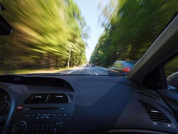 Nachdem ein VW-Fahrer ihn auf der A3 gerammt hatte, verfolgte ein Porsche-Fahrer den Fl&uuml;chtigen 36 Kilometer weit. Symbolfoto: Lukasz Szczepanski