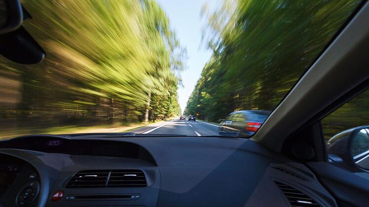 Nachdem ein VW-Fahrer ihn auf der A3 gerammt hatte, verfolgte ein Porsche-Fahrer den Fl&uuml;chtigen 36 Kilometer weit. Symbolfoto: Lukasz Szczepanski