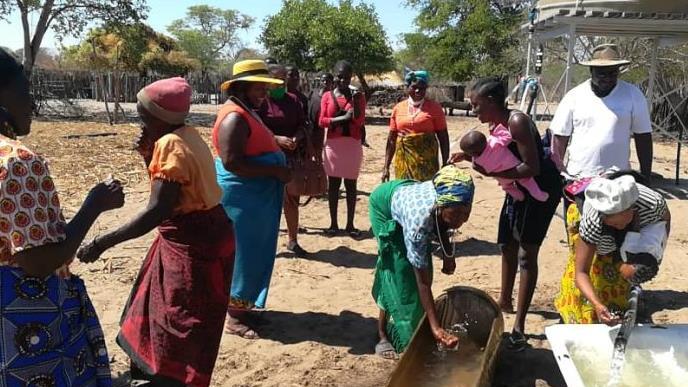 Endlich sauberes Wasser für alle Dorfbewohner, Tiere und die Ernte, dank der Hilfe des Schweinfurter Vereins. Foto: Benediktinerschwester  Wilhelmine  Mukosho