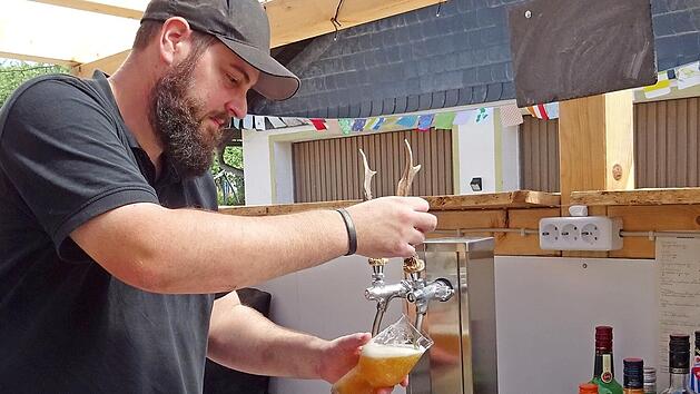 Zum Zapfen packt Thomas Sommer den Zapfhahn bei den H&ouml;rnern.
