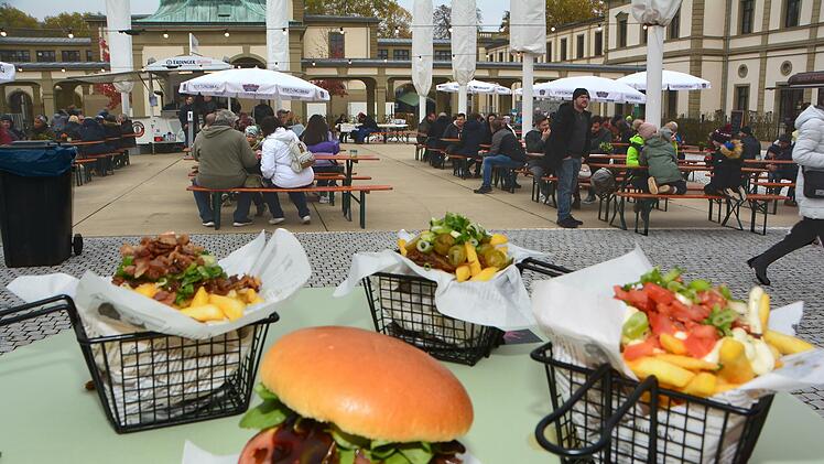 Streetfood aus aller Welt war  im Innenhof des Luitpoldbades erhältlich. Foto: Peter Rauch