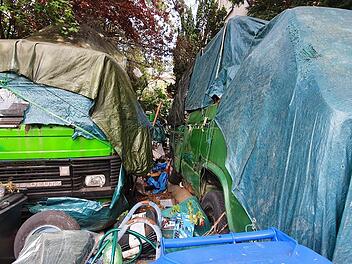 Die Einfahrt des Hauses in einer beschaulichen Kulmbacher Wohngegend ist komplett zugemüllt Foto: Christine Fischer