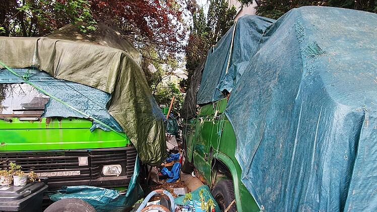 Die Einfahrt des Hauses in einer beschaulichen Kulmbacher Wohngegend ist komplett zugemüllt Foto: Christine Fischer
