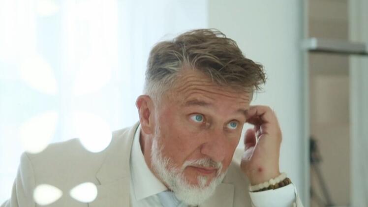 Frank ist gespannt auf seine Braut.