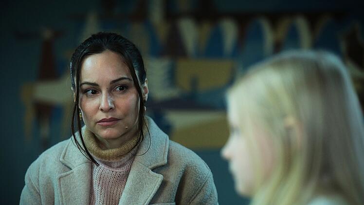 Kinderpsychologin Dr. Kaltenstein (Mina Tander, links) kennt Eliza (Hanna Heckt) schon l&auml;nger und will sie vor &auml;u&szlig;eren Einfl&uuml;ssen besch&uuml;tzen. Doch warum ist sie gegen&uuml;ber der Polizei so ablehnend?