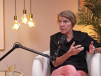 Mit Blick auf die 70er-Jahre sagt Bettina B&ouml;ttinger im Podcast "Glow Up Your Life": "Das war nicht so eine lustige Zeit."