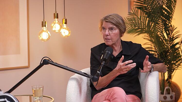 Mit Blick auf die 70er-Jahre sagt Bettina B&ouml;ttinger im Podcast "Glow Up Your Life": "Das war nicht so eine lustige Zeit."