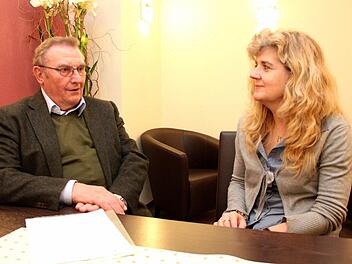 "Als Mitglied im Kirchenvorstand hat man mehr Pflichten als Rechte", erklärt Hermann Groß Ulrike Plätzer, die neu im Amt ist. Fotos: Johanna Blum