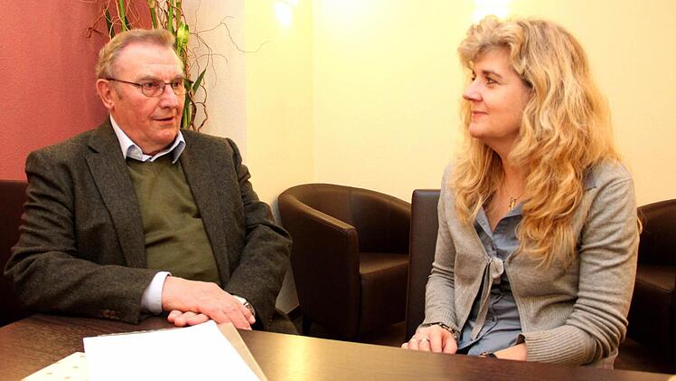 "Als Mitglied im Kirchenvorstand hat man mehr Pflichten als Rechte", erklärt Hermann Groß Ulrike Plätzer, die neu im Amt ist. Fotos: Johanna Blum