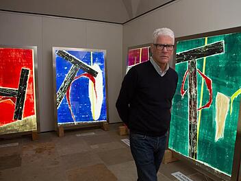 Der Künstler Bernd Zimmer vor seinen Holzschnitten, die im Diözesanmuseum ausgestellt sind.  Fotos: Barbara Herbst