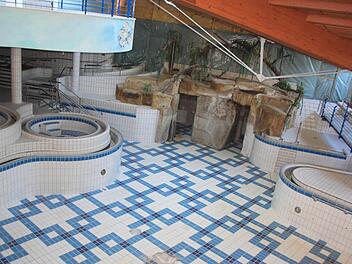 Die Badehalle II wird komplett saniert. Die Whirlpools (links im Bild) bleiben erhalten. Die Grotte (rechts hinten) wird verschwinden, an ihrer Stelle entsteht ein Rückzugsbereich aus lichtdurchlässigem Beton.