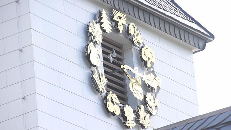 Die Schöpfungsuhr mit Pflanzen und Jahreszeiten an der Nordseite  Foto: Friedwald Schedel