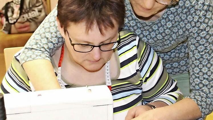 Manuela Müller (hinten) hilft in Untermerzbach.