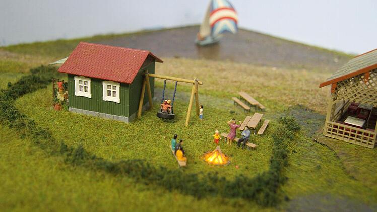 In den Modellanlagen gibt es lodernde Feuer, Schaukeln, die sich bewegen, und sogar ein Feuerwerk. Foto: Sonny Adam