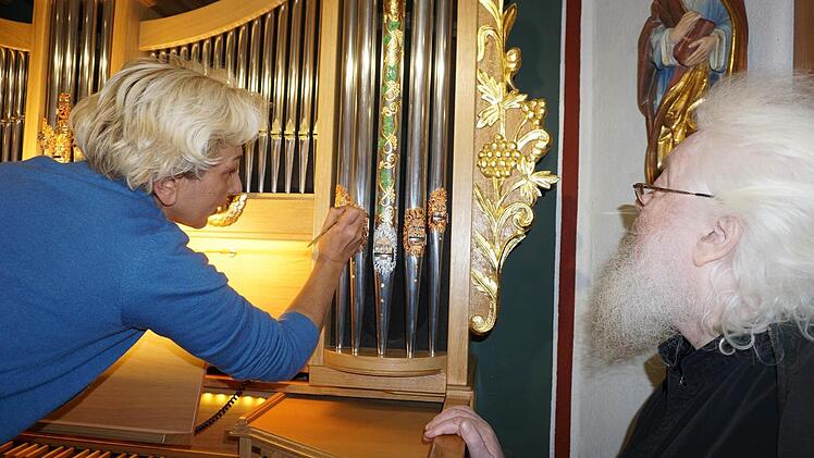 Pfarrer Fjodor Hölldobler schaut der bulgarischen Künstlerin begeistert zu. Foto: Marion Eckert