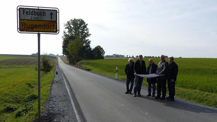 Die für rund 175 000 Euro sanierte Gemeindeverbindungsstraße von Rugendorf nach Feldbuch ist wieder freigegeben.