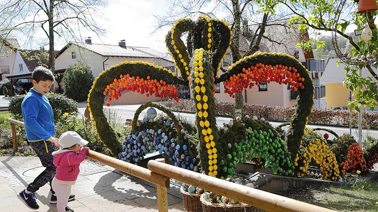Der fertig geschmückte Osterbrunnen in Lauf (Gemeinde Zapfendorf). Foto: Matthias Hoch