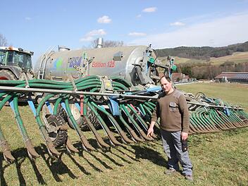 Das Düngen ist für Matthias Renner Alltag: Auf einer Wiese  nahe seines Hofes zeigt der Landwirt aus Tiefenklein den  Schleppschuh-Verteiler, aus dem die Gülle herauskommt. Sie stammt aus den   Ausscheidungen seiner Rinder und liefert den Böden wertvolle Nährstoffe.  Foto: Andreas Schmitt