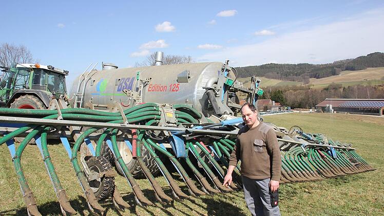 Das Düngen ist für Matthias Renner Alltag: Auf einer Wiese  nahe seines Hofes zeigt der Landwirt aus Tiefenklein den  Schleppschuh-Verteiler, aus dem die Gülle herauskommt. Sie stammt aus den   Ausscheidungen seiner Rinder und liefert den Böden wertvolle Nährstoffe.  Foto: Andreas Schmitt