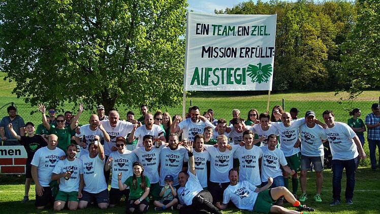 Unser Bild zeigt (hinten, von links) Trainer Stefan Denner, Trainer Ansgar Iff, Thomas Denner, Abteilungsleiter Carsten Dietz, Sebastian Sch&uuml;ller, Simon Denner, Lars Wahl, Fabian Eu&szlig;ner, Jochen Markert, Christoph Kaufmann sowie (Mitte, von links) Daniel Kuhn, Florian Eu&szlig;ner, Alexander Seufert, Niklas Hart, Lukas Roth, Jan Beutert, Leon Kilian, Marcus Zimmermann, Julian Nitsche, Dominik Markert und (vorne, von links) Sandy Bruckbauer und Michael Denner.