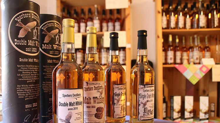 Helmut Sperber brennt fünf verschiedene Whiskysorten. Jutta Rudel