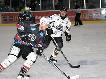 Nach 11:15 Minuten war es soweit: David Franek (vorn) erzielte beim Auswärtsspiel der Haßfurt Hawks in Waldkirchen den ersten Treffer der neuen Landesliga-Saison. Der Routinier steuerte zwei Tore und zwei Assists zum 9:6-Erfolg bei und war somit maßgeblich am gelungenen Auftakt beteiligt. Ralf Naumann