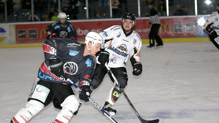 Nach 11:15 Minuten war es soweit: David Franek (vorn) erzielte beim Auswärtsspiel der Haßfurt Hawks in Waldkirchen den ersten Treffer der neuen Landesliga-Saison. Der Routinier steuerte zwei Tore und zwei Assists zum 9:6-Erfolg bei und war somit maßgeblich am gelungenen Auftakt beteiligt. Ralf Naumann
