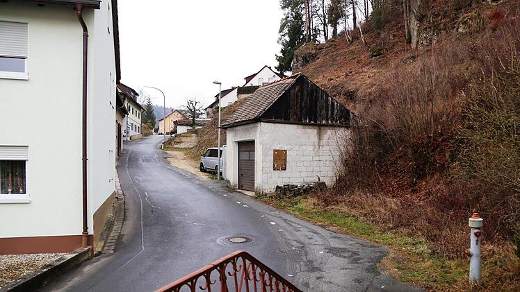 Die Garage (rechts) verschwindet, damit wird eine Engstelle beseitigt.  Foto: Franz Galster