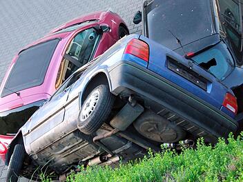 B&uuml;dingen: In ungew&ouml;hnlicher Position liegt ein Auto auf zwei anderen Fahrzeugen. Laut der ermittelnden Polizei war ein Unfall Ursache der &laquo;ungew&ouml;hnlichen Parkposition&raquo;. Foto: Polizeipr&auml;sidium Mittelhessen/dpa
