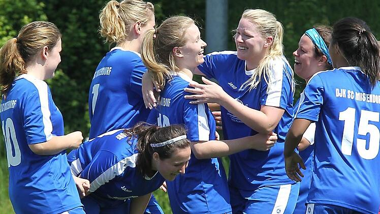 Die Freude bei den Mistendorferinnen nach dem ersten Pflichtspiel-Tor im Heimspiel gegen den SV Prölsdorf war immens.
