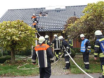 Die Feuerwehr brachte die Flammen an dem Brandobjekt in Watzendorf schnell unter Kontrolle. Foto: Michael Stelzner