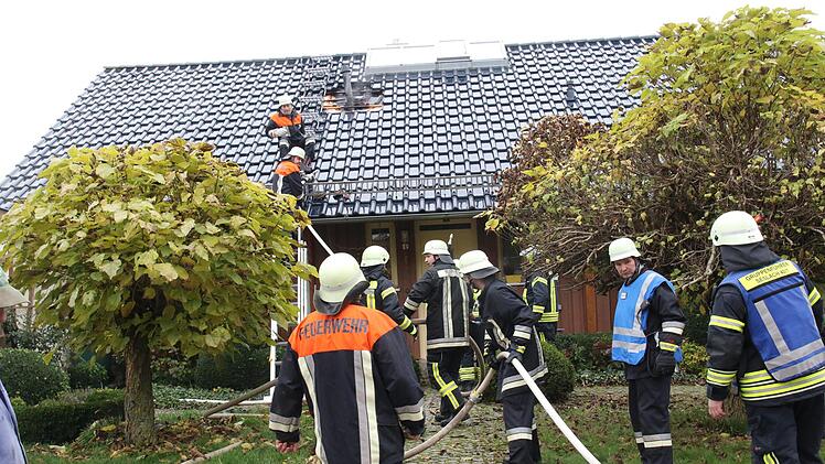 Die Feuerwehr brachte die Flammen an dem Brandobjekt in Watzendorf schnell unter Kontrolle. Foto: Michael Stelzner